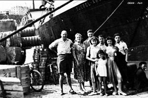 Oran - Port - Famille devant le Djebel-Amour